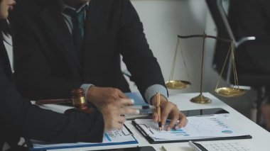 Ofiste çalışan iş adamları