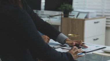 Takım elbiseli işadamı ofiste çalışıyor..