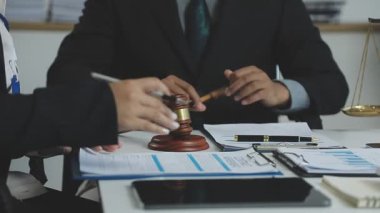 İş yerinde dizüstü bilgisayarı ve hukuk konseptiyle çalışan bir avukat