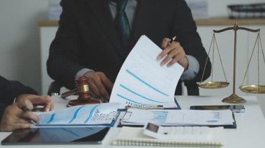 Avukat kağıtlarla çalışıyor.