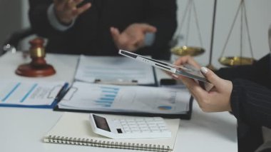 İş adamı arka planda tablet bilgisayar ve mali rapor kullanıyor