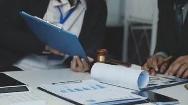 Elinde belge olan işadamı ofiste çalışıyor.