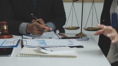 Kapalı - ofiste çalışan avukat ve avukat elleri.