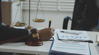 Avukat, avukat, avukat ya da hâkim bürodaki belgelerle çalışıyor. Hukuki danışmanlık, adalet ve hukuk kavramı