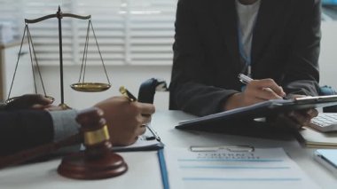 Ofiste çalışan iş adamı ve avukat