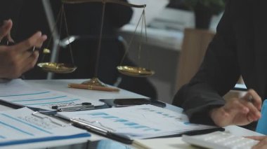 Ofiste tartışan ve çalışan bir grup insan