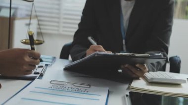 İş adamı ve işadamı iş yerindeki çalışma masasında mali belgeleri tartışıyor, takım çalışması ve beyin fırtınası.