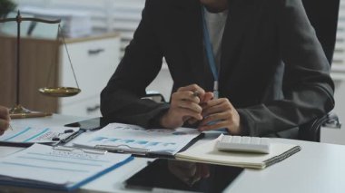 İş ekibi birlikte çalışıyor.