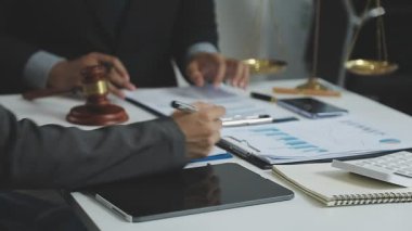 Ofiste mali belgelerle birlikte çalışan iş ekibi. Ofisteki toplantı konsepti.