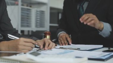 İş insanlar toplantı ofiste grup.