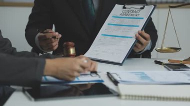 Belgeler, tokmak, kağıtlar, hukuk ve adalet belgeleriyle çalışan avukat veya avukat masasında, hukuk ve adalet kavramında çalışıyor..