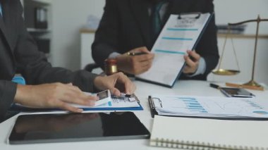 Ofis masasında çalışan işadamlarının yakın görüntüsü