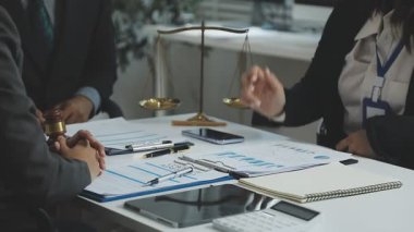 İş adamları kağıtlarla el sıkışıyor.