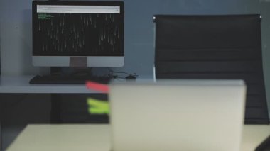 Bilgisayar monitörü ve klavyesi olan modern ofis içi. Modern ofiste beyaz duvarlı bir işyeri.