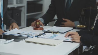 Ofisteki bir grup iş adamını kapatın..