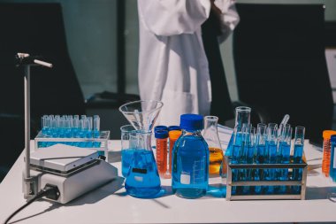 Bilimadamı laboratuarda tıbbi örnekleri mikro plakaya yerleştiriyor.