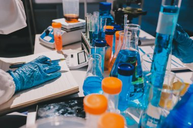 Bilimadamı laboratuarda tıbbi örnekleri mikro plakaya yerleştiriyor.