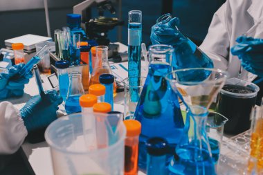 Bilimadamı laboratuarda tıbbi örnekleri mikro plakaya yerleştiriyor.