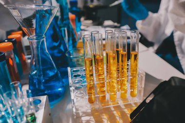 Bilimadamı laboratuarda tıbbi örnekleri mikro plakaya yerleştiriyor.