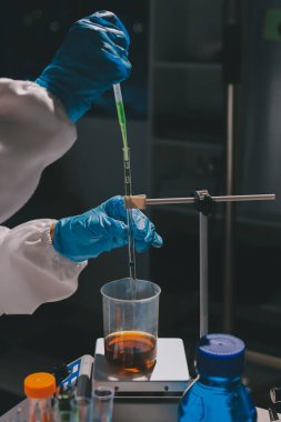 Bilimadamı laboratuarda tıbbi örnekleri mikro plakaya yerleştiriyor.