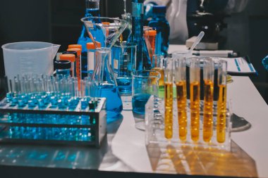 Bilimadamı laboratuarda tıbbi örnekleri mikro plakaya yerleştiriyor.