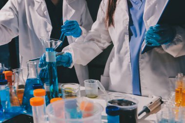 Bilimadamı laboratuarda tıbbi örnekleri mikro plakaya yerleştiriyor.