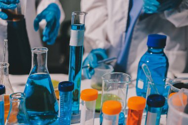 Bilimadamı laboratuarda tıbbi örnekleri mikro plakaya yerleştiriyor.