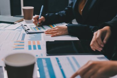 Verileri analiz eden iki iş adamı