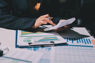 Verileri analiz eden iki iş adamı