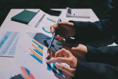 Verileri analiz eden iki iş adamı