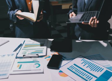 Verileri analiz eden iki iş adamı