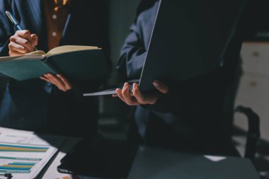 Verileri analiz eden iki iş adamı