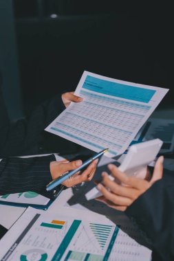 Finans veri harcamaları belgesi üzerinde çalışan bir grup iş kadını.