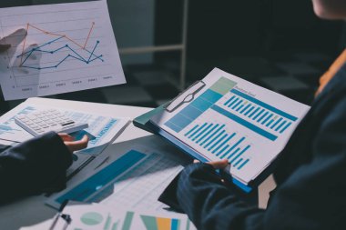 Finans veri harcamaları belgesi üzerinde çalışan bir grup iş kadını.