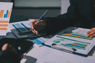 Finans veri harcamaları belgesi üzerinde çalışan bir grup iş kadını.