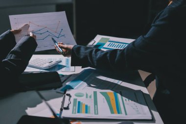 Finans veri harcamaları belgesi üzerinde çalışan bir grup iş kadını.