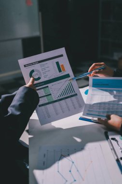 Finans veri harcamaları belgesi üzerinde çalışan bir grup iş kadını.