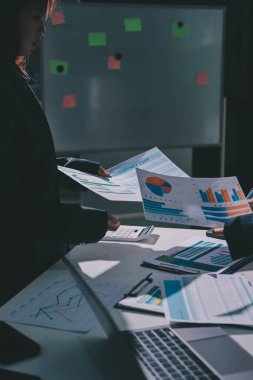 Finans veri harcamaları belgesi üzerinde çalışan bir grup iş kadını.