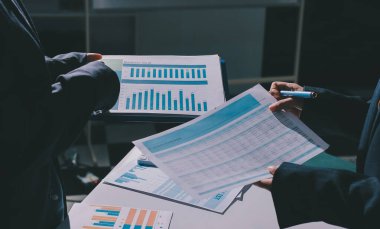 Finans veri harcamaları belgesi üzerinde çalışan bir grup iş kadını.