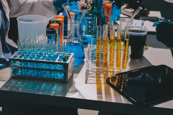 Bilimadamı laboratuarda tıbbi örnekleri mikro plakaya yerleştiriyor.