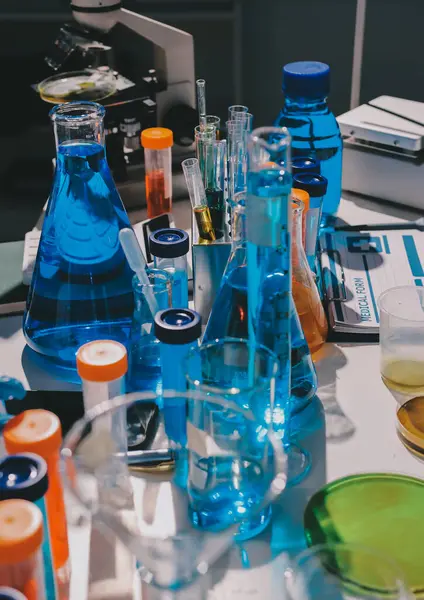 Bilimadamı laboratuarda tıbbi örnekleri mikro plakaya yerleştiriyor.