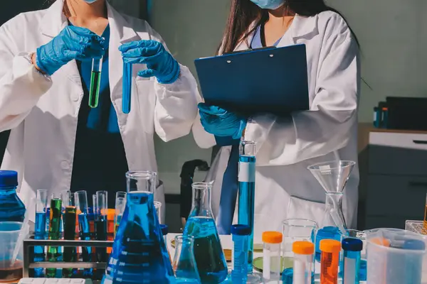 Bilimadamı laboratuarda tıbbi örnekleri mikro plakaya yerleştiriyor.