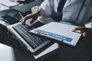 Erkek ve kadın doktorlar bir hastane odasında toplantı yapıyorlar..