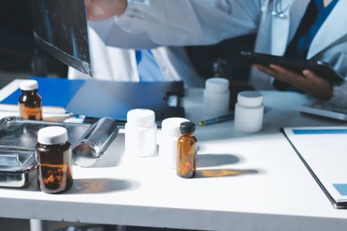 Erkek ve kadın doktorlar bir hastane odasında toplantı yapıyorlar..