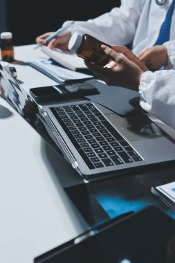 Erkek ve kadın doktorlar bir hastane odasında toplantı yapıyorlar..