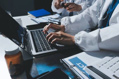 Erkek ve kadın doktorlar bir hastane odasında toplantı yapıyorlar..