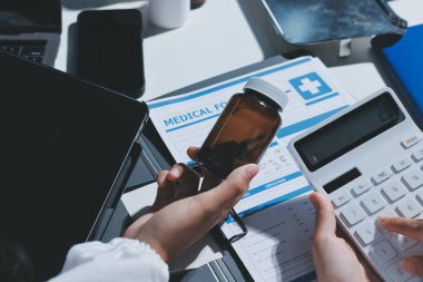 Erkek ve kadın doktorlar bir hastane odasında toplantı yapıyorlar..