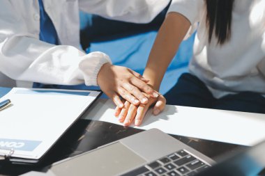 Doktor hastayı kontrol ediyor ve teşvik ediyor..