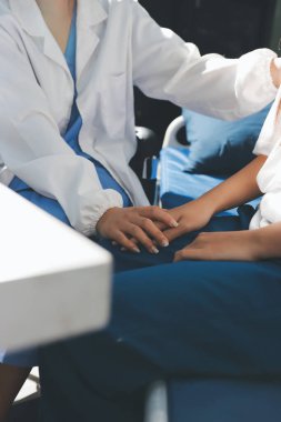 Doktor hastayı kontrol ediyor ve teşvik ediyor..