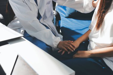 Doktor hastayı kontrol ediyor ve teşvik ediyor..